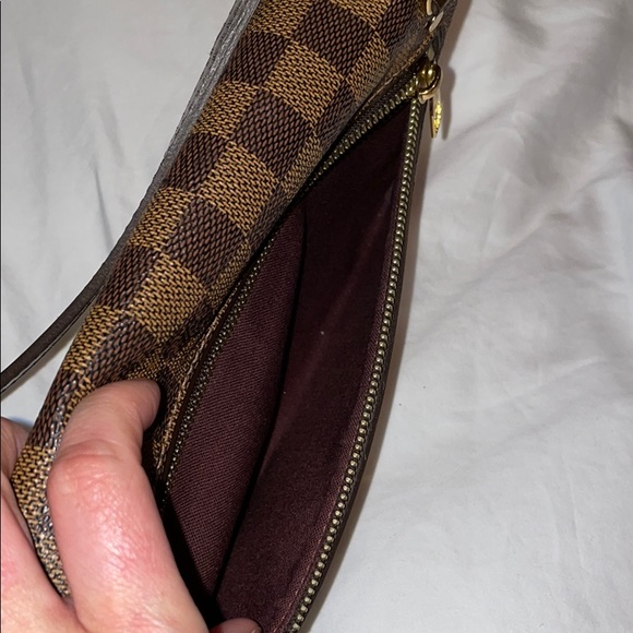 Louis Vuitton Crossbody - Picture 4 of 9